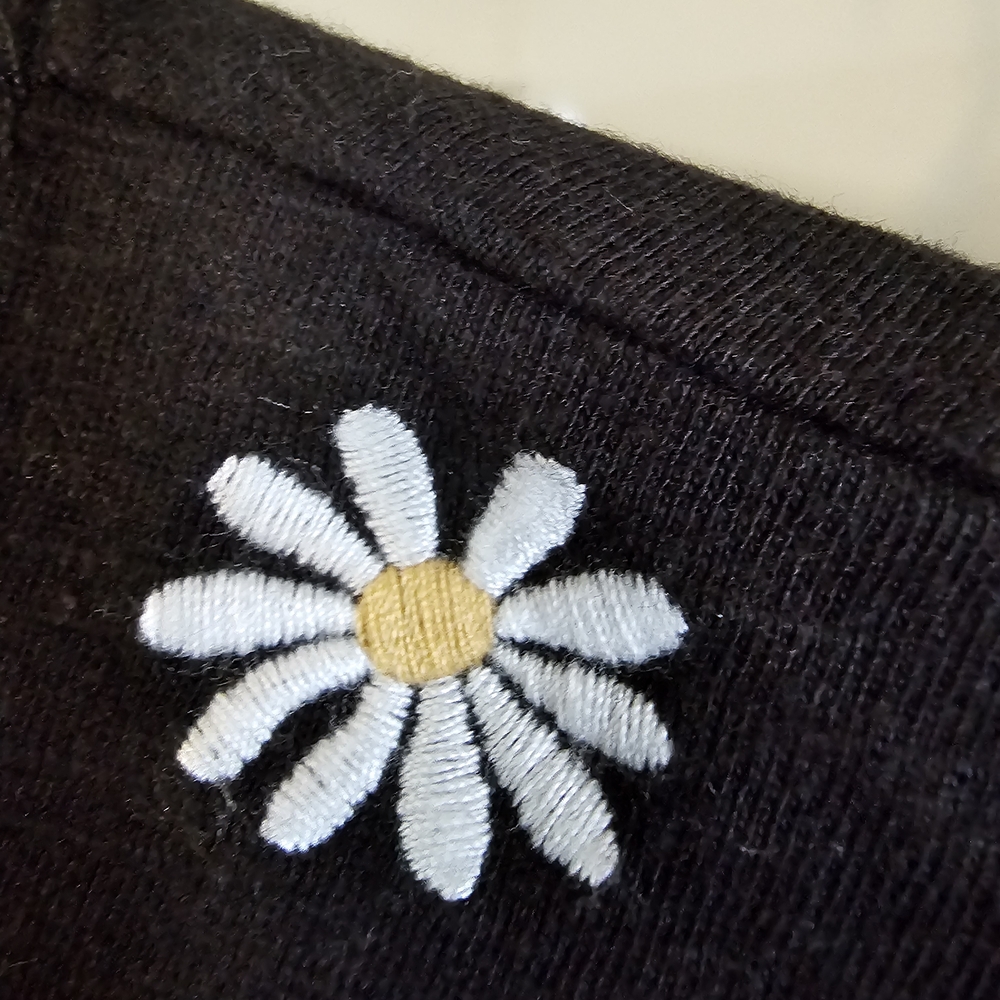 4x Daisy Embroidered Appliqués Short Sleeve Tshirt